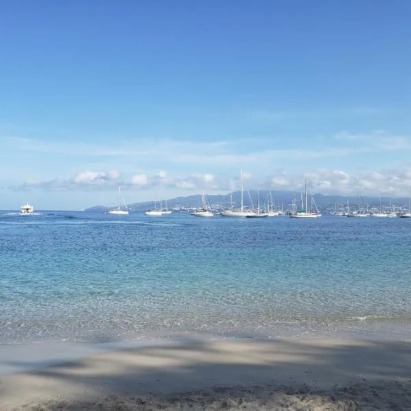 Grand studio Les pieds dans l'eau aux 3 îlets, hôtel à Les Trois-Îlets