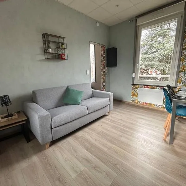 Martine: appartement 1er étage, hotel in Cambrai