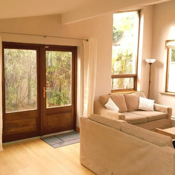 Bright spacious mews in great location, hotel in Booterstown