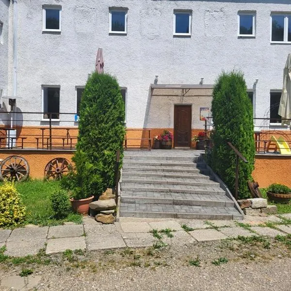 Turistická ubytovňa Jurčišin, hotel Szinnán