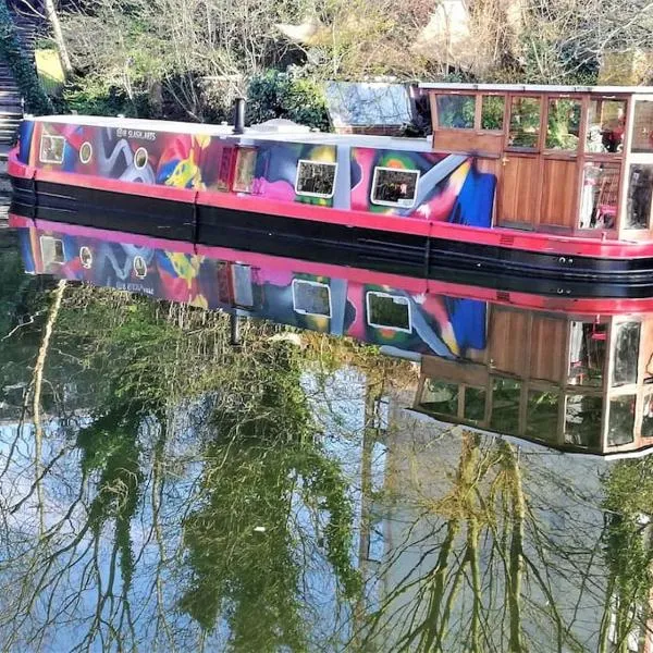 Slash Arts houseboat on secluded mooring in central London, ξενοδοχείο στο Λονδίνο
