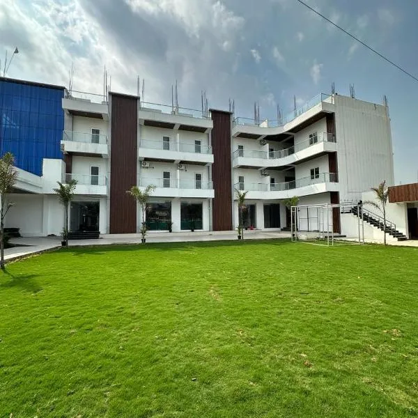 AKS INTERNATIONAL HOTEL AND RESORT, hotel v destinaci Sasarām