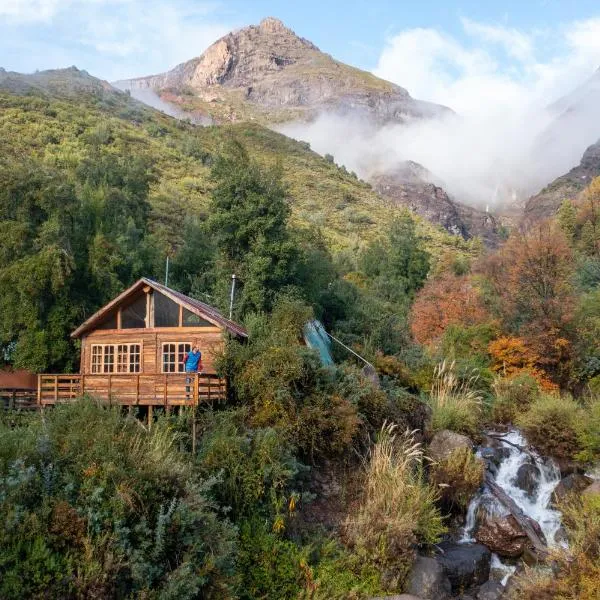 Cabañas en Parque Guaiquivilo con tinajas calientes, hôtel à Colbún