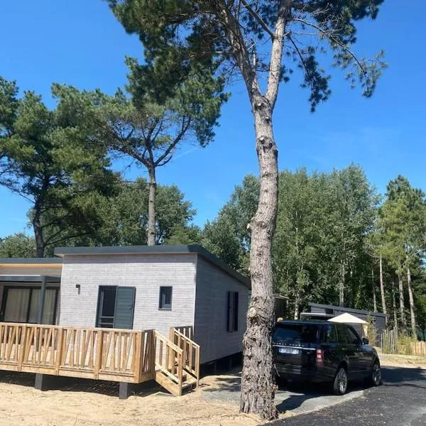 Cottage climatisé avec piscine à 300m de la plage, ξενοδοχείο σε Jullouville-les-Pins