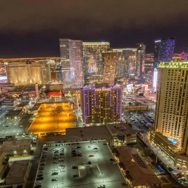 No Resort Fee Strip View Balcony+Free Valet+ Pool, hotel en Las Vegas