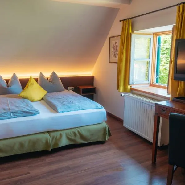 Hotel-Restaurant am Schloss Kronwinkl، فندق في Eching