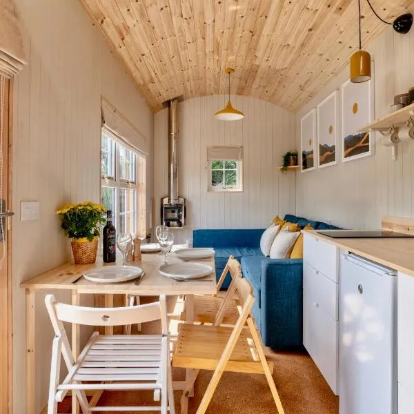 Enchanting Tiny House with wood burner and hot tub in Cairngorms, hotel a Ballater