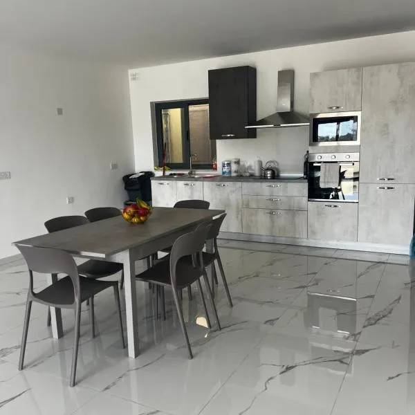 Luqa 3 bedroom penthouse T, hotel v destinaci Luqa