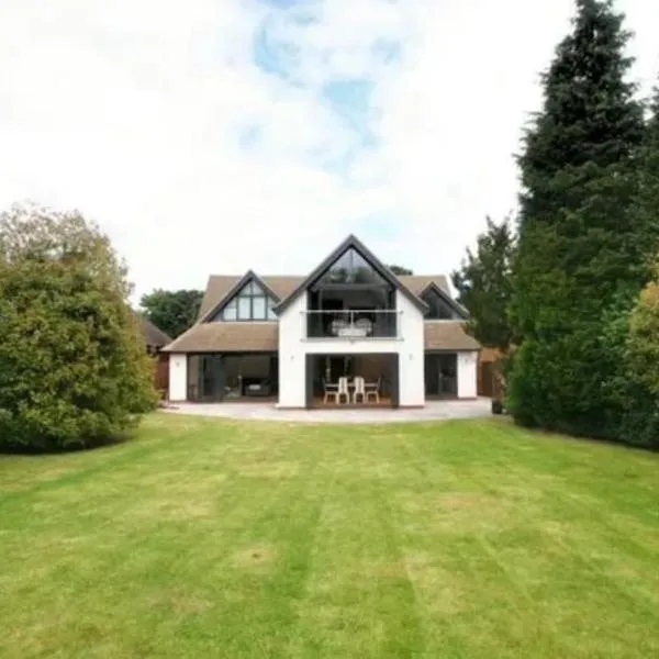 Luxury house in solihull, hotel in Olton