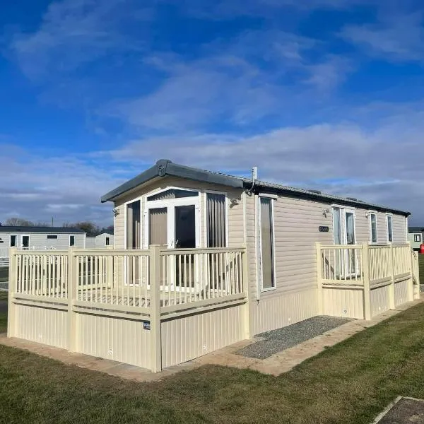 Golden Anchor - The Chamonix - Coastal Caravan Breaks、チャペル・セント・レオナルズのホテル