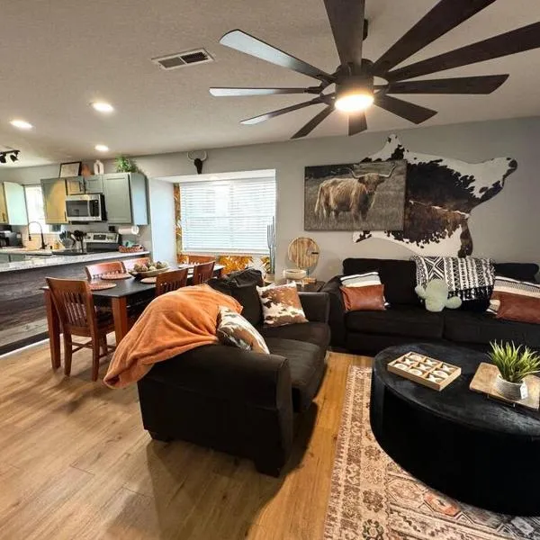 Modern Comfort: Updated Cozy Condo in Indian Point, hotel in Branson
