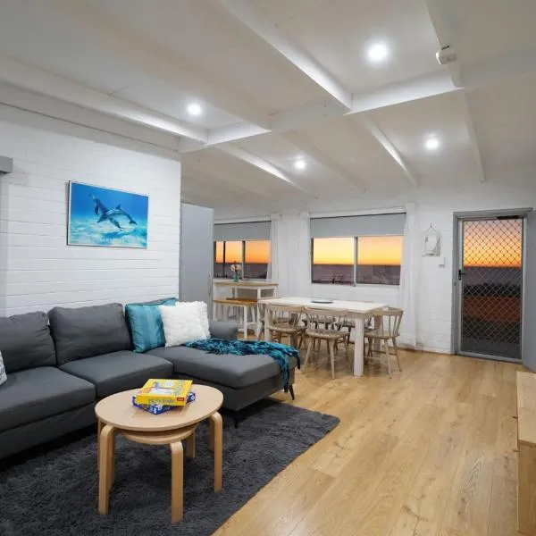 Beachfront 3BR Home with Stunning Ocean Views, hotel in Quinns Rocks