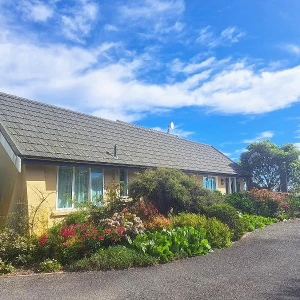 Golden Hills Farm Cottage with Swimming Pool, hotel u gradu Nelson