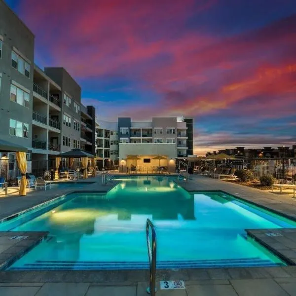 Stunning Westgate CozySuites by stadium with pool 4, khách sạn ở Glendale