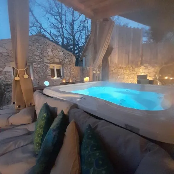 L'antre deux Pierres, suite de charme, romantisme, jacuzzi privé, braséro, hótel í Toudon