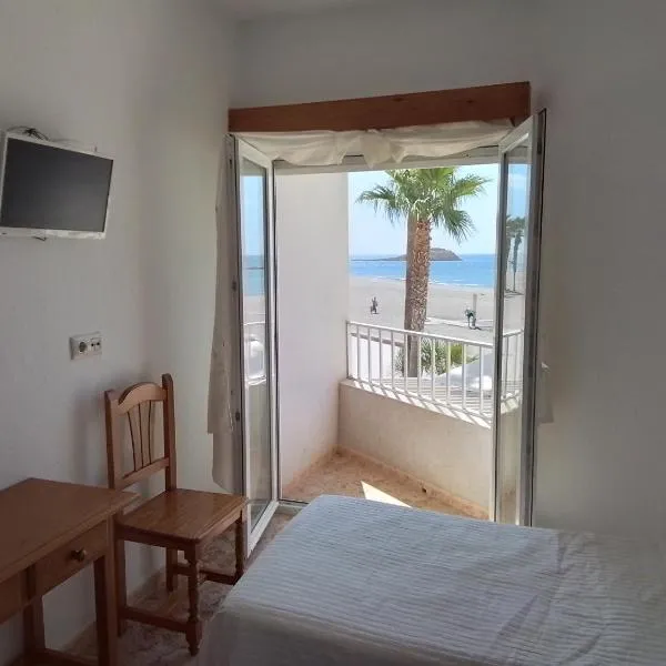 Pensión sol y playa, מלון בקרבונראס