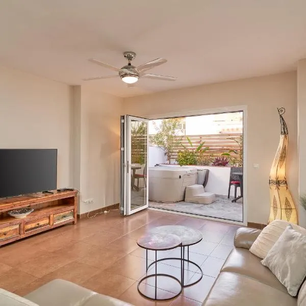 Luxury 1st floor apartment in Nerja, hotel in Nerja