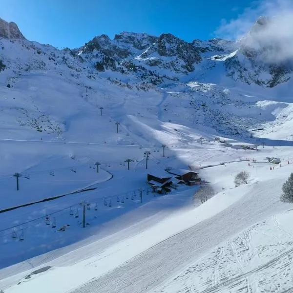 Studio 30m2 pour 4 pers La Mongie avec canape-lit et lit superposé: La Mongie şehrinde bir otel