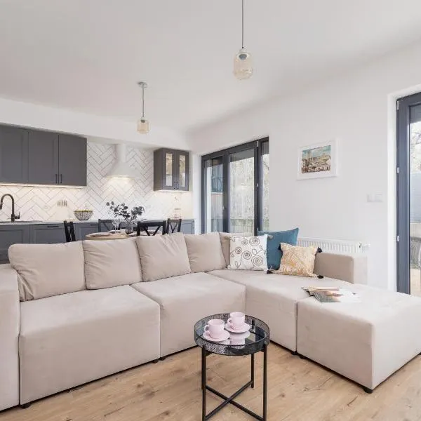 Apartment in Krakow with parking and balcony by Noclegi Renters, hotel in Modlnica