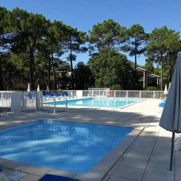 Résidence Les Grands Pins - T2 avec piscine, hotel in Carcans