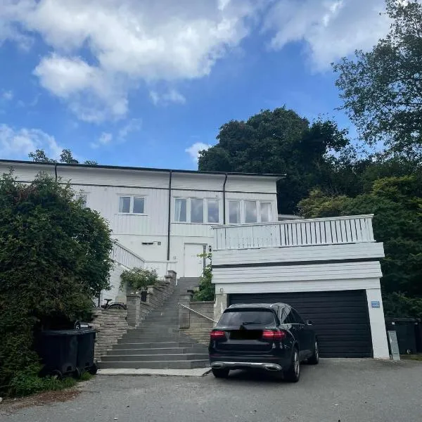 Fin uthyrningsdel med egen terass, hôtel à Kungsängen
