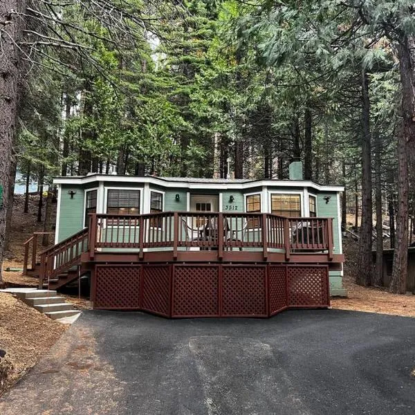 Cedar Oasis - Pet Friendly Cabin w Fireplace, Games and Wifi - 5 min to Big Trees, hotel v destinaci Arnold