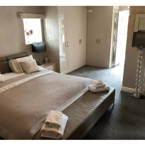 The Oaks A private room in our home With its own entrance with internal doors locked More suited to quieter guests wanting a peaceful stay, hotel em Castleside