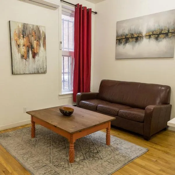 Heart of MTR for Memorable Experience 7minMetro 2 backyard Fully Equipped, hotel v Montrealu