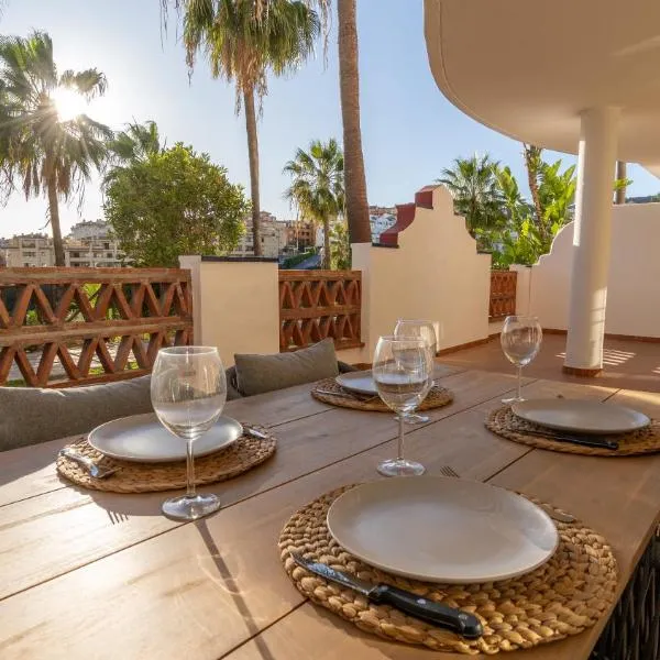 Golf Estate Apartment 3 Pools All Year, Gym, Tennis & Huge Terrace, hotel din Málaga
