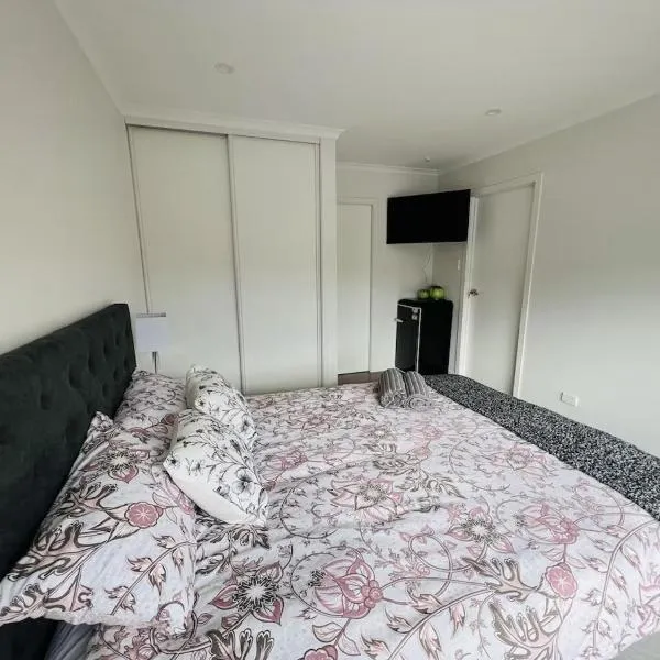 Matuhi Deluxe studio with kitchenette, hotel in Waitakere