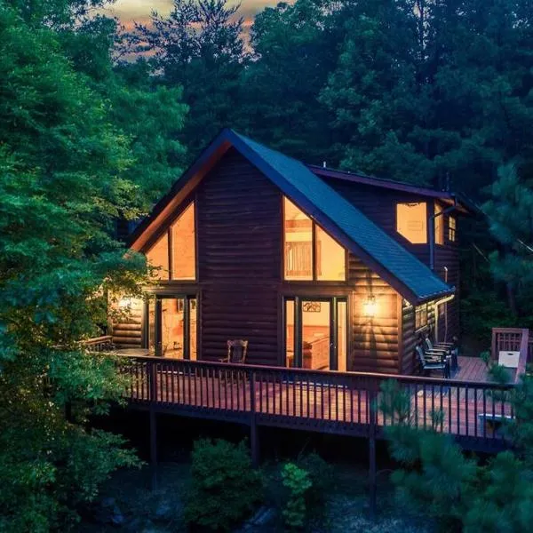 NEW HOT TUB! Secluded 3 Bed Cabin in Pigeon Forge, hotel en Pigeon Forge