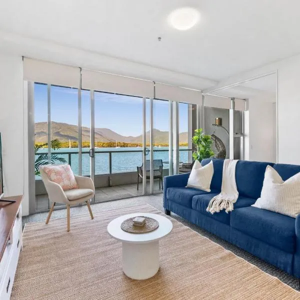 Lux Waterfront - prime location Pool Gym & Sauna, hotel in Cairns