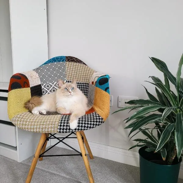 Private room with large bathroom near Heathrow & Windsor, hotel en Burnham