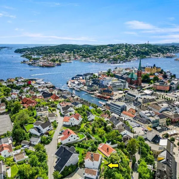 Sentrum - Koselig hus med parkering, hotel di Arendal