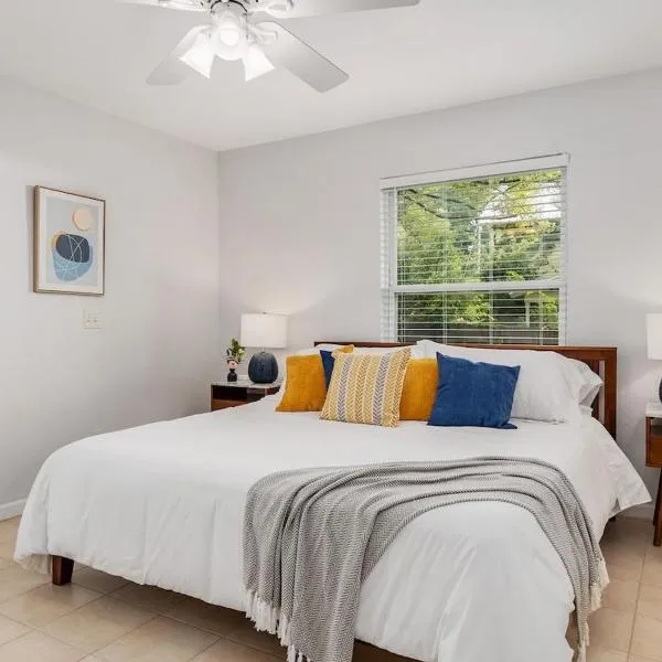 Serenity Terrace KING bed w Lounge & Coffee Bar, hotel in Alachua