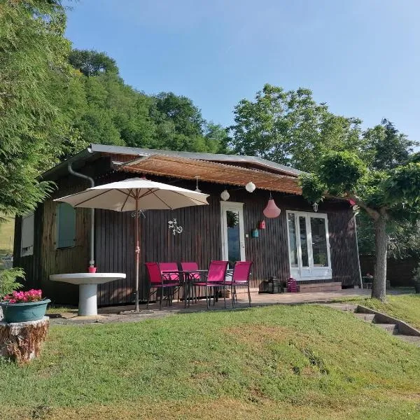 Chalet Fuchsia à Argentat, hotel v destinaci Argentat