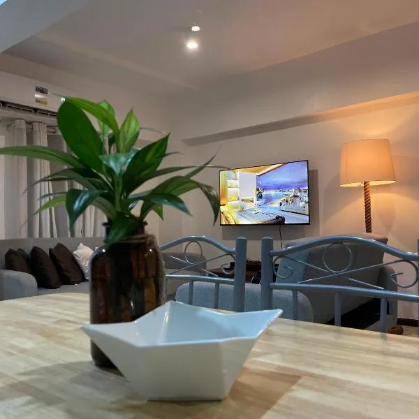 Mactan Airport Family Loft Condo by A&C, hótel í Pusok