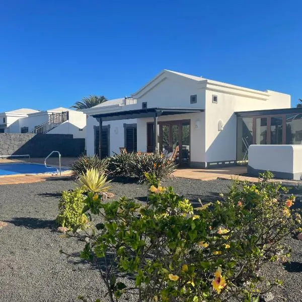 Faro Park Villa Bella heated Pool, hotel in Playa Blanca