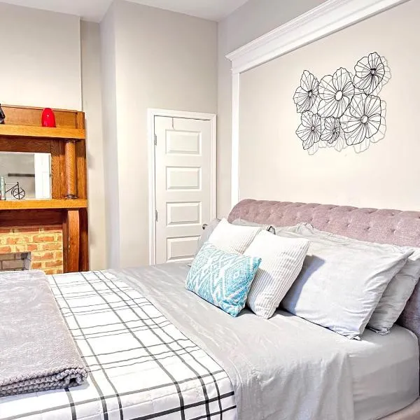 E1 Centrally located in Carytown fully fenced, hotel in Richmond