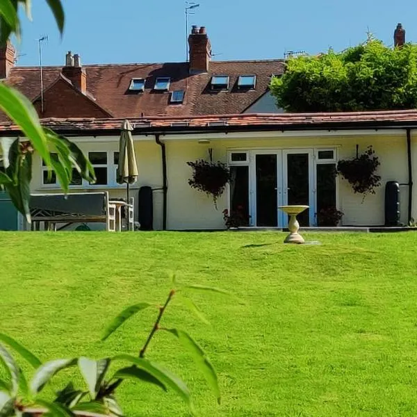 The Nook located in a beautiful garden setting with parking, hotel en Stratford-upon-Avon