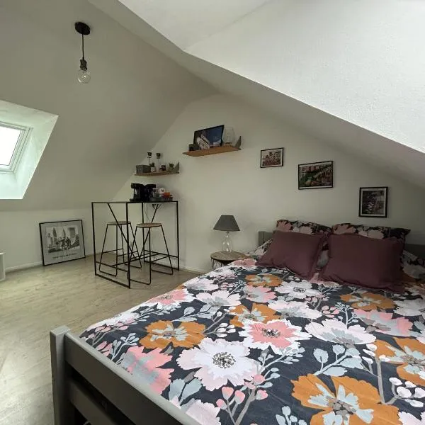 CHAMBRE PRIVÉE dans une maison, hotel in Argenteuil