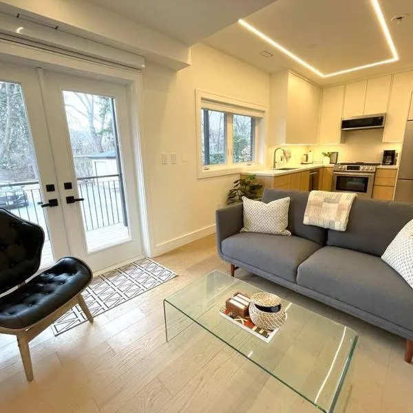 Modern Apartment Close To The Beach with Parking, viešbutis Toronte