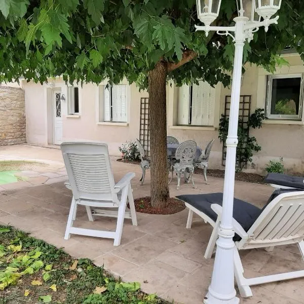 Gite le mûrier blanc, hotel v destinaci Accolay