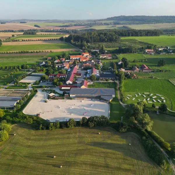 Equitana Hotel Resort, hotel in Čimelice