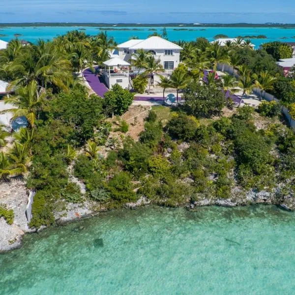 NEW Chalk Sound Home BBQ Pool Beach Steps Away, hotel v destinaci Providenciales