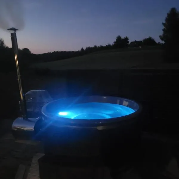 APANÓWKA domki z balią jacuzzi sauną pomostem łódką, hotelli kohteessa Trzebiechowo