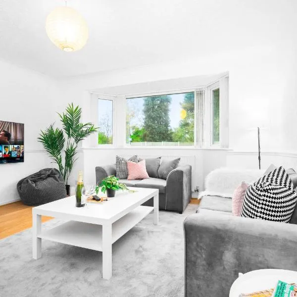 Large 4 Bedroom Bungalow - Parking - Sutton Coldfield - Top Rated - 75C, hotel in Birmingham