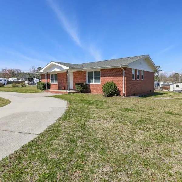 2BR Pet Friendly Home in Sneads Ferry with Parking, hotel in Surf City