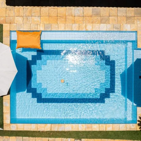 Nossa Casa em Vilas - 70 m da areia - 6 Suítes, hotel din Lauro de Freitas