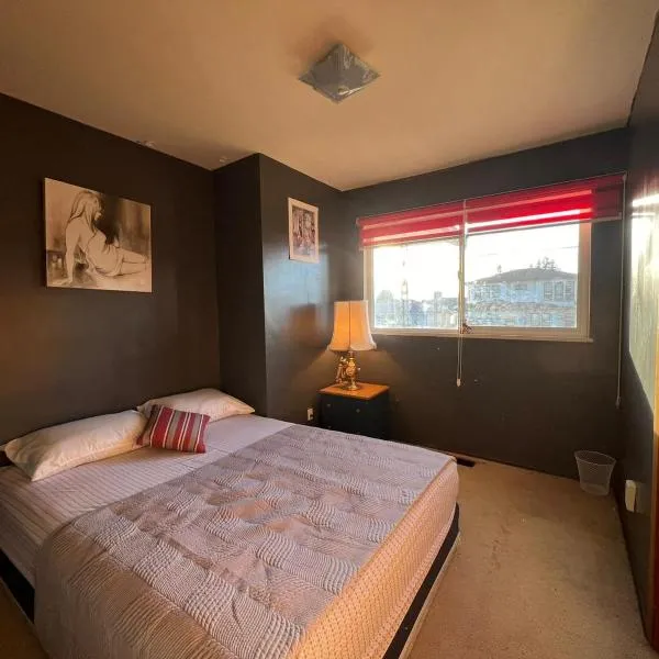 Cozy Artistic Room Available in Delta Surrey Best Price, hotel sa Delta